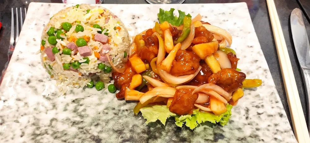 Poulet Sauce Aigre-douce Avec Riz Cantonais